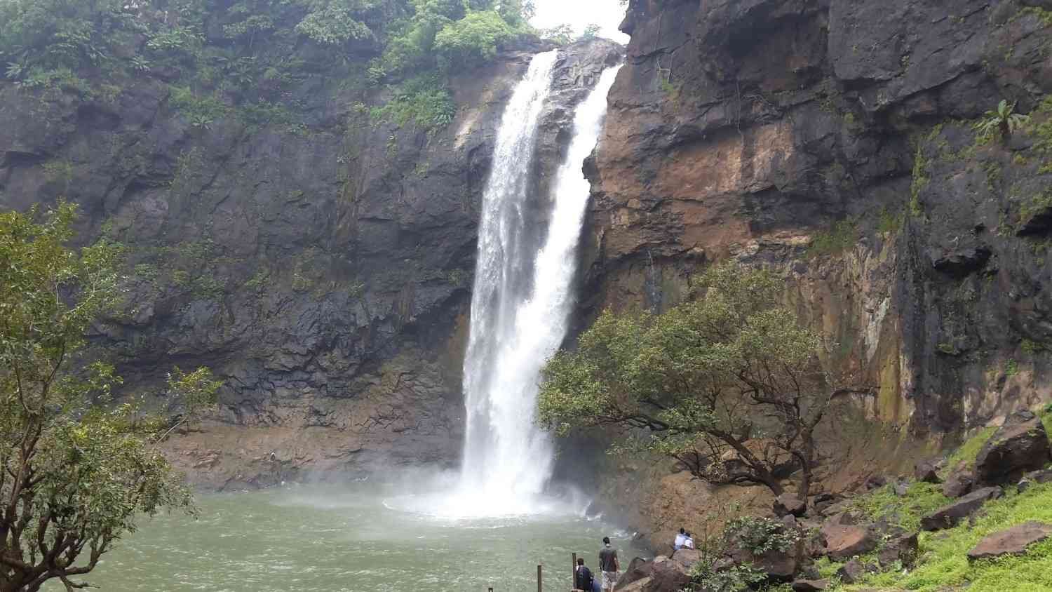 Luxurious Force Urbania on Rent Pune To Nashik