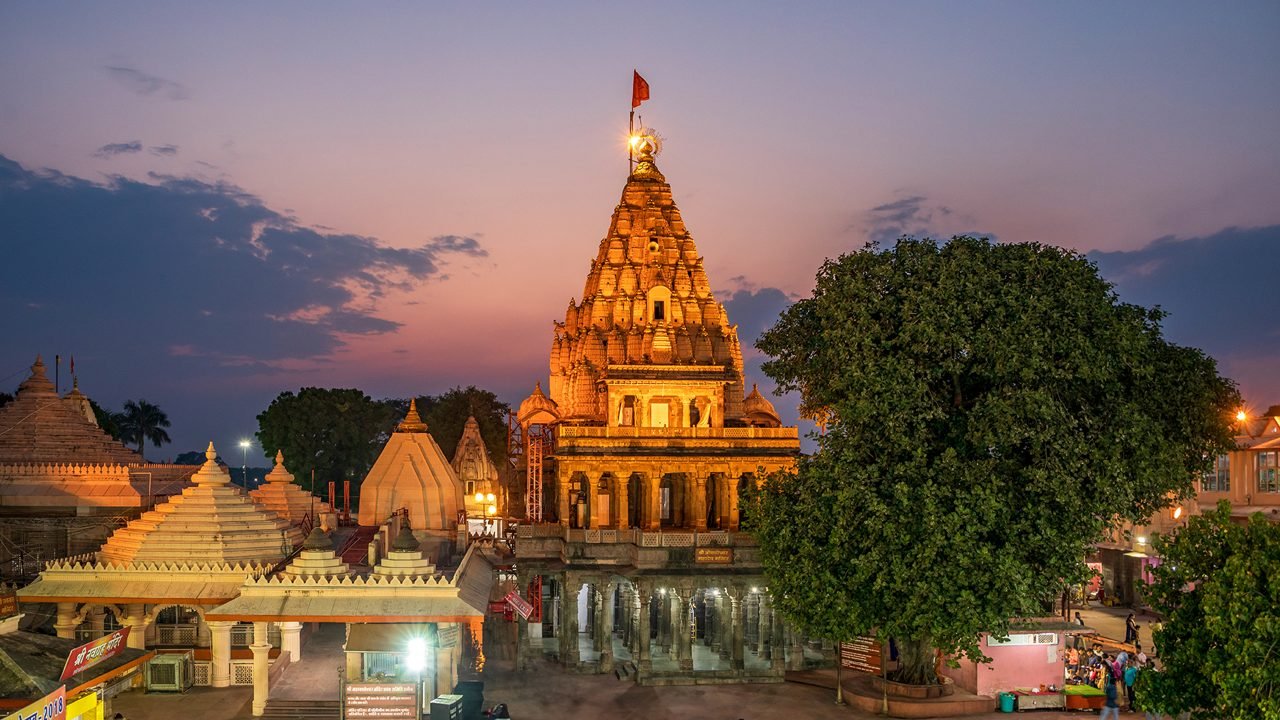 Force Urbania On Rent Pune To Ujjain