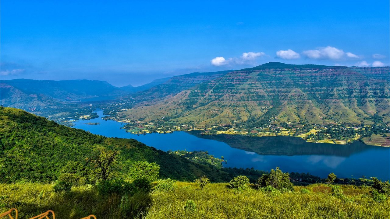 Luxuryus 17 Seater Urbania on rent Mumbai To Mahabaleshwar